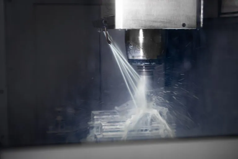 CNC-Fräsbearbeitung mit Kühlmittelstrahl im Bearbeitungszentrum