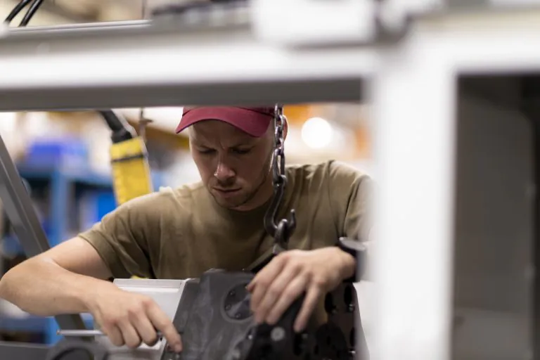 Mitarbeiter bei der Montage einer Werkzeugmaschine