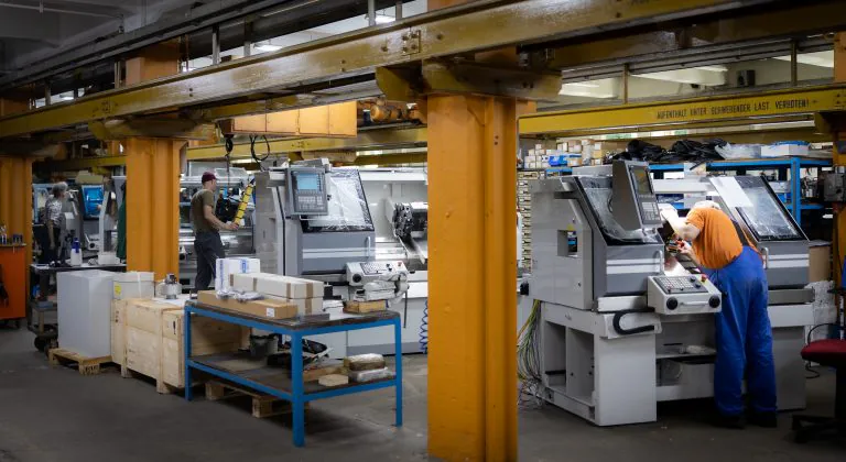 Produktionshalle mit Drehmaschinen bei MB Maschinenbau Berggießhübel